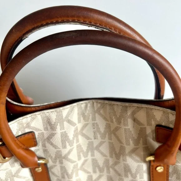 Michael Kors | Lock and Key Good Condition Purse - Picture 4 of 15